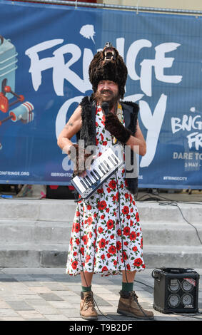 Brighton UK Mai 2019 18 - ein Singen Bären in einem Kleid Teil der 'Bear-Norden" zeigen am Rande Stadt Straße Unterhaltung, das Teil der Brighton Festival 2019. Foto: Simon Dack/Alamy leben Nachrichten Stockfoto