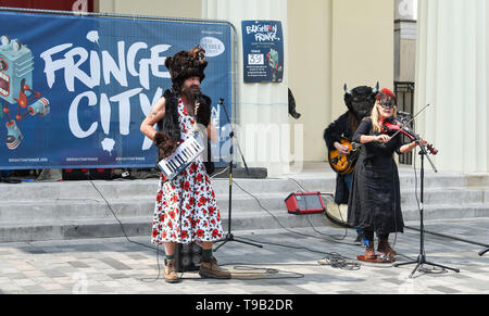 Brighton UK Mai 2019 18 - ein Singen Bären in einem Kleid Teil der 'Bear-Norden" zeigen am Rande Stadt Straße Unterhaltung, das Teil der Brighton Festival 2019. Foto: Simon Dack/Alamy leben Nachrichten Stockfoto