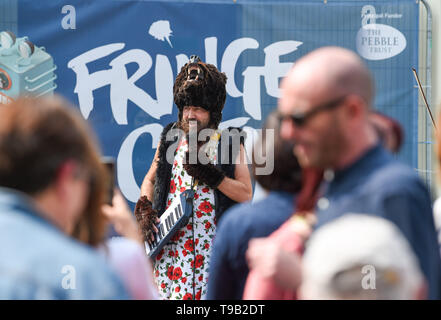 Brighton UK Mai 2019 18 - ein Singen Bären in einem Kleid Teil der 'Bear-Norden" zeigen am Rande Stadt Straße Unterhaltung, das Teil der Brighton Festival 2019. Foto: Simon Dack/Alamy leben Nachrichten Stockfoto