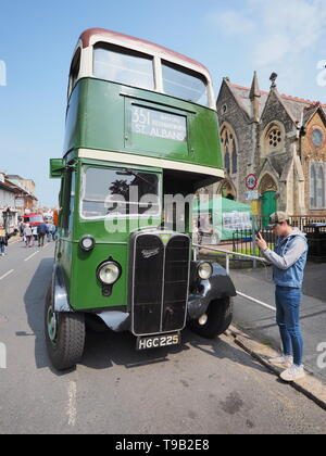 Faversham, Kent, Großbritannien. Mai 2019. 25. Faversham Transport Weekend: Der erste Tag dieses jährlichen Verkehrsfestes zeigt eine Reihe von Oldtimer- und Verkehrsbetrieben. Ein grüner Doppeldeckerbus der AEC Regent aus dem Jahr 1946. Kredit: James Bell/Alamy Live News Stockfoto