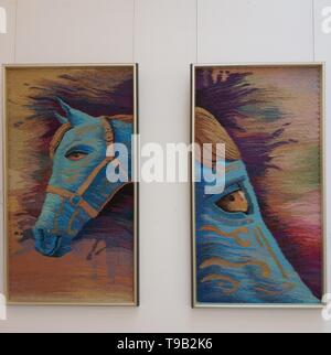 Peking, China. 18 Mai, 2019. Foto mit einem Handy aufgenommen zeigt ein Kunstwerk von einem behinderten Studenten in die kunst-Galerie von China Nationale Akademie der Malerei in Peking, der Hauptstadt von China, 18. Mai 2019. Credit: Li Bin/Xinhua/Alamy leben Nachrichten Stockfoto