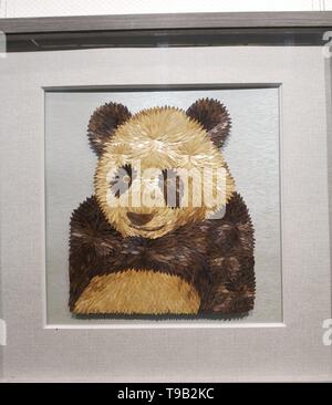 Peking, China. 18 Mai, 2019. Foto mit einem Handy aufgenommen zeigt ein Kunstwerk von einem behinderten Studenten in die kunst-Galerie von China Nationale Akademie der Malerei in Peking, der Hauptstadt von China, 18. Mai 2019. Credit: Li Bin/Xinhua/Alamy leben Nachrichten Stockfoto