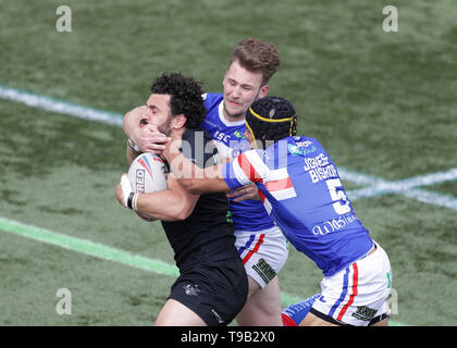 Trailfinders Sportplatz, London, UK. 18 Mai, 2019. Betfred Super League Rugby, London Broncos gegen Wakefield Trinity; Rhys Williams von London Broncos ist von Ben Reynolds und Ben Jones-Bishop von Wakefield Trinity Credit: Aktion plus Sport/Alamy Live News Credit: Aktion Plus Sport Bilder/Alamy Leben Nachrichten angegangen Stockfoto