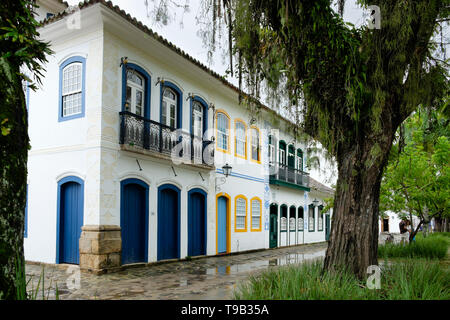 Bunten Fenstern und Türen auf einem Gebäude in Paraty, Brasilien Stockfoto