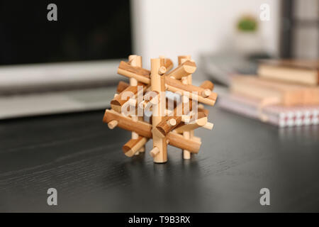 Holzpuzzle auf Tisch Stockfoto