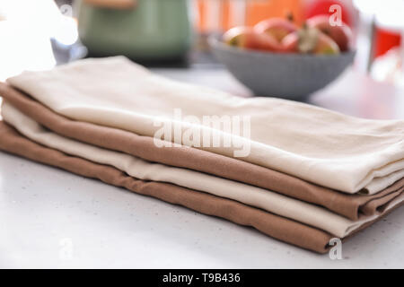 Saubere Küche Handtücher auf weißen Tisch Stockfoto