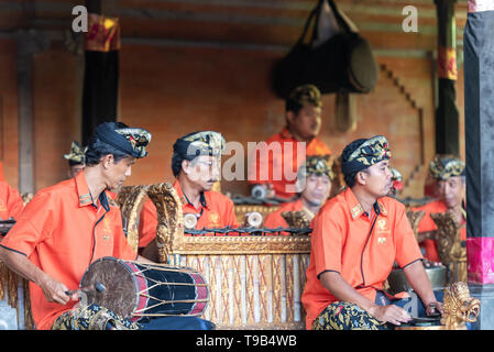 Denpasar, Indonesien - 30. März 2019: Musiker während in Barong Tanz Performance, balinesischen traditionellen Tanz. Stockfoto