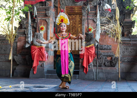 Denpasar, Indonesien - 28. März 2019: Legong Tanzvorführung, balinesischen traditionellen Tanz. Stockfoto