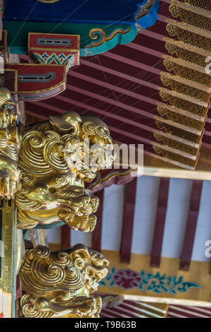 Aus Holz geschnitzte Shishi Lion riechen Ornament an Honden Aula der Nezu Jinja Ishi-no-ma-Gassho-zukuri Stil Shinto Schrein. Wichtige kulturelle Eigenschaft Stockfoto