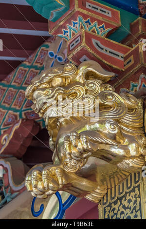 Aus Holz geschnitzte Shishi Lion riechen Ornament an Honden Aula der Nezu Jinja Ishi-no-ma-Gassho-zukuri Stil Shinto Schrein. Wichtige kulturelle Eigenschaft Stockfoto