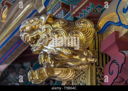 Aus Holz geschnitzte Shishi Lion riechen Ornament an Honden Aula der Nezu Jinja Shinto Schrein. Wichtige kulturelle Eigenschaft Stockfoto