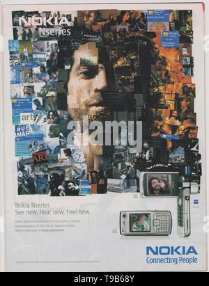 Plakat werbung Nokia Nseries N70 Handy im Magazin von 2005, Nokia Connecting People, Slogan, Sehen, Hören, Fühlen, Neue Stockfoto