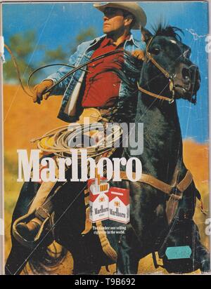 Plakat werbung Marlboro Zigaretten, Zeitschrift von 1992, die Nummer eins der Verkauf von Zigaretten in der Welt Slogan, kreative Marlboro Werbung von 1990 s Stockfoto