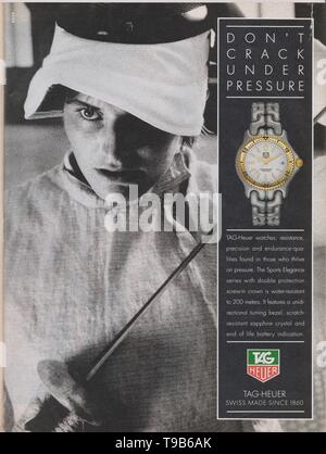 Plakat werbung TAG Heuer Uhren im Magazin von 1992, NICHT KNACKEN UNTER PRESSUERE Slogan, Werbung, kreative Werbung von 1990 s Stockfoto