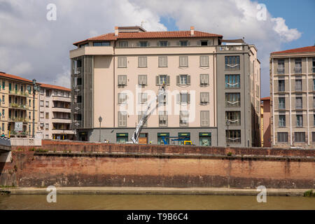 Arbeitnehmer zur Festsetzung Kerzenhalter für den Aufbau von Cherry Picker in Vorbereitung für das Festival von Luminara di San Ranieri Stockfoto