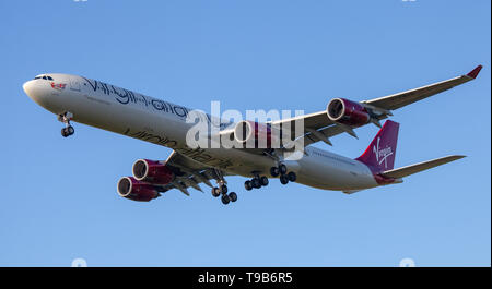 Virgin Atlantic Airbus A340 G-VWEB im Endanflug auf den Flughafen London-Heathrow LHR Stockfoto