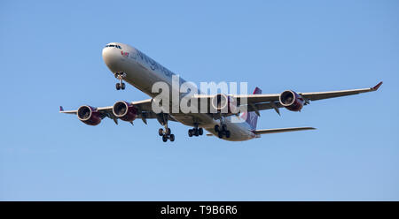 Virgin Atlantic Airbus A340 G-VWEB im Endanflug auf den Flughafen London-Heathrow LHR Stockfoto