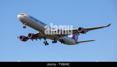 Virgin Atlantic Airbus A340 G-VWEB im Endanflug auf den Flughafen London-Heathrow LHR Stockfoto