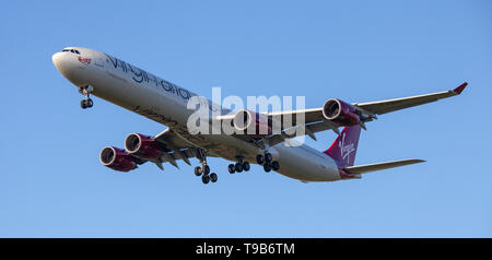 Virgin Atlantic Airbus A340 G-VWEB im Endanflug auf den Flughafen London-Heathrow LHR Stockfoto