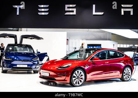 Brüssel, Belgien, 18.Januar 2019: metallic rot Tesla Modell 3 und blau Tesla Model X Brüssel Motor Show, Elektrofahrzeug EV von Tesla produziert Stockfoto