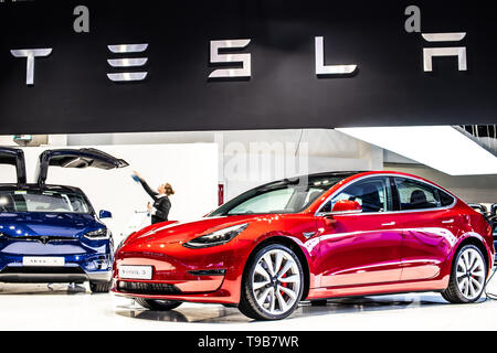 Brüssel, Belgien, 18.Januar 2019: metallic rot Tesla Modell 3 und blau Tesla Model X Brüssel Motor Show, Elektrofahrzeug EV von Tesla produziert Stockfoto