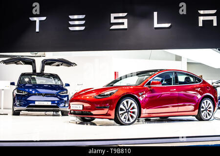 Brüssel, Belgien, 18.Januar 2019: metallic rot Tesla Modell 3 und blau Tesla Model X Brüssel Motor Show, Elektrofahrzeug EV von Tesla produziert Stockfoto