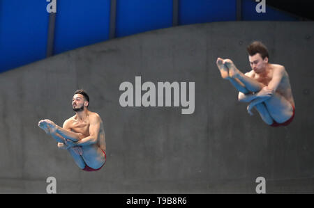 Kanadas Philippe Gagne und Francois Imbeau-Dulac in Aktion in der 3m Synchro Sprungbrett während des Tages eine der Diving World Series in London Aquatics Center. Stockfoto