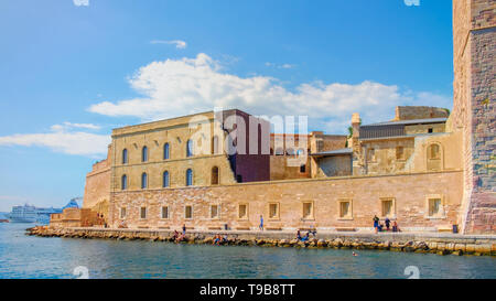 Marseille, Frankreich, Juni 2018, Fort St-Jean sehen vom Mittelmeer Stockfoto