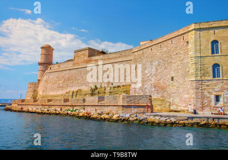 Marseille, Frankreich, Juni 2018, Fort St-Jean sehen vom Mittelmeer Stockfoto