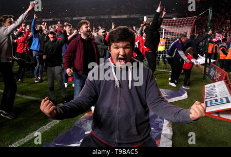 Fans feiern auf dem Spielfeld nach Charlton Athletic den Himmel Wette Liga ein Spiel gewinnen, zweite Bein match Im Valley, London. Stockfoto