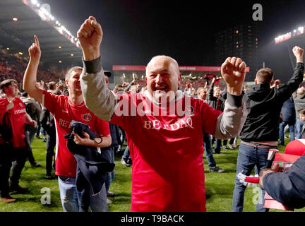 Fans feiern auf dem Spielfeld nach Charlton Athletic den Himmel Wette Liga ein Spiel gewinnen, zweite Bein match Im Valley, London. Stockfoto