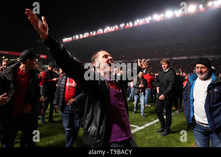 Fans feiern auf dem Spielfeld nach Charlton Athletic den Himmel Wette Liga ein Spiel gewinnen, zweite Bein match Im Valley, London. Stockfoto