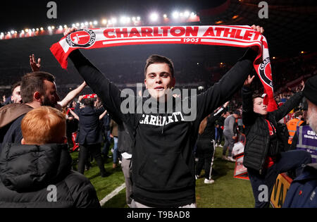 Fans feiern auf dem Spielfeld nach Charlton Athletic den Himmel Wette Liga ein Spiel gewinnen, zweite Bein match Im Valley, London. Stockfoto