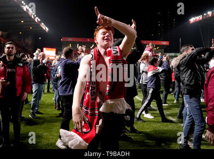 Fans feiern auf dem Spielfeld nach Charlton Athletic den Himmel Wette Liga ein Spiel gewinnen, zweite Bein match Im Valley, London. Stockfoto