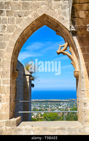 Erstaunliche Fenster Blick aus den Ruinen der historischen Bellapais Abbey im zypriotischen Nikosia Region. Das schöne Kloster ist mit Blick auf das Mittelmeer Stockfoto
