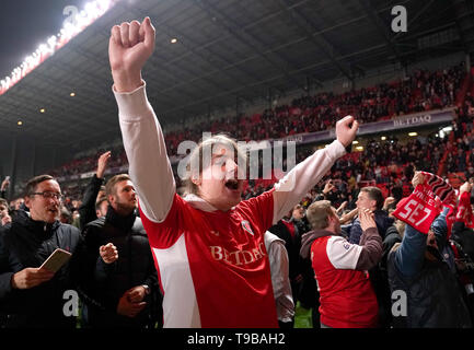 Fans feiern auf dem Spielfeld nach Charlton Athletic den Himmel Wette Liga ein Spiel gewinnen, zweite Bein match Im Valley, London. Stockfoto