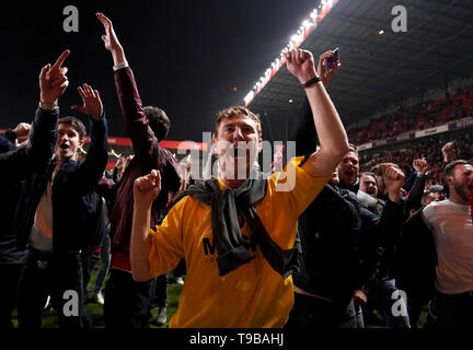 Fans feiern auf dem Spielfeld nach Charlton Athletic den Himmel Wette Liga ein Spiel gewinnen, zweite Bein match Im Valley, London. Stockfoto