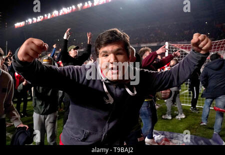 Fans feiern auf dem Spielfeld nach Charlton Athletic den Himmel Wette Liga ein Spiel gewinnen, zweite Bein match Im Valley, London. Stockfoto