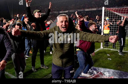 Fans feiern auf dem Spielfeld nach Charlton Athletic den Himmel Wette Liga ein Spiel gewinnen, zweite Bein match Im Valley, London. Stockfoto