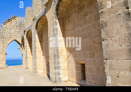 Mauern der historischen Abtei Bellapais mit Fenster mit Blick auf das Mittelmeer. Das schöne Kloster liegt in den türkischen Teil von Zypern. Stockfoto