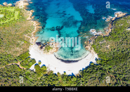 Ansicht von oben, beeindruckende Luftaufnahme der Prinz Strand (Spiaggia del Principe) durch eine schöne türkisblaue Meer gebadet. Costa Smeralda (Smaragdküste) Stockfoto