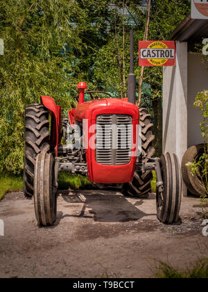 Vintage Massey Ferguson 35 X Traktor bei der Gartenarbeit zeigen Stockfoto