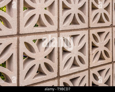 Retro Betonklotz Garten Wand (an der Wand Block Nr. 399). 60er Jahre 70er Jahre Stil. Stockfoto