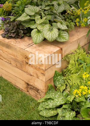 Erhöhte Bett im Garten aus Holz große Stücke (Neue bahnschwellen) Stockfoto