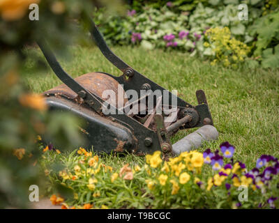 Altmodische schiebe Rasenmäher auf Gras Stockfoto