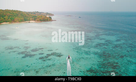PHI PHI ISLANDS, THAILAND: Drone Ansicht des long tail Boat Crossing das türkisfarbene Wasser von Thailand ist und das Meer. Stockfoto