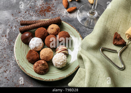 Mit leckeren Schokolade Trüffel auf grau Auflageplatte Stockfoto
