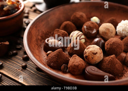 Mit leckeren Schokolade Trüffel auf Tischplatte, Nahaufnahme Stockfoto