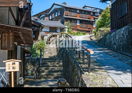 Schritte, gepflasterten Straße, Wasser Rad- und Wanderweg entlang der nakasendo in Magome Plz, Nakatsuguwa, Japan. Stockfoto