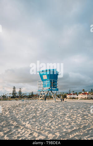 Rettungsschwimmer stehen am Strand von Coronado, San Diego, Kalifornien Stockfoto